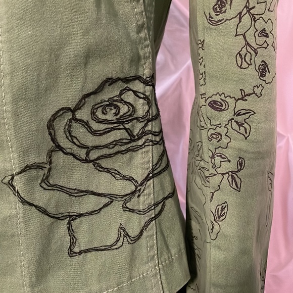 Unusual green jacket - Picture 2 of 7